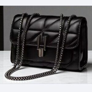 Black Quilted Chain Shoulder Bag with Red Interior – Elegant Crossbody Purse